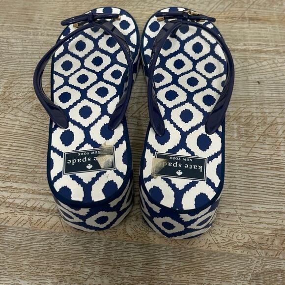 Kate Spade Blue & White Wedge Bow &  Charm Detail Flip Flop Sandals Size 9 - Picture 7 of 13